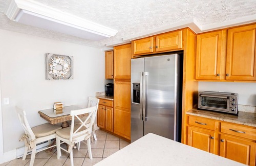 Newport East House | Relaxing Charmer Near Newport ; super cozy, clean & great for groups!