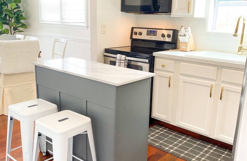 Ashtabula House | Relaxing Coastal Inspired Cottage, short walk from the lake!