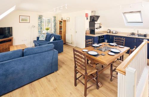 Harewood End House | Relaxing Countryside Retreat with Garden & Parking