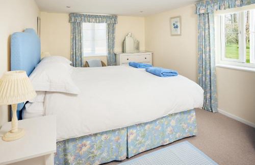 Harewood End House | Relaxing Countryside Retreat with Garden & Parking