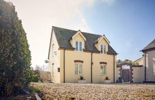 Harewood End House | Relaxing Countryside Retreat with Garden & Parking