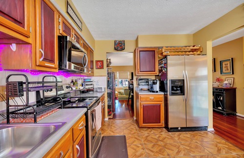 Fairfax House | Relaxing, Gorgeous Townhouse with 2 Spacious Master Bedrooms