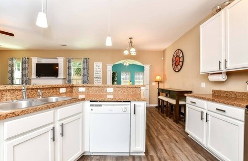 Greer House | Relaxing Greer 6BR/11bed home near dtown & GSP