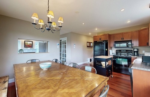 Cavendish House | Relaxing home, gas fireplace, jetted tub, wifi, ping-pong, w/d, views & wifi