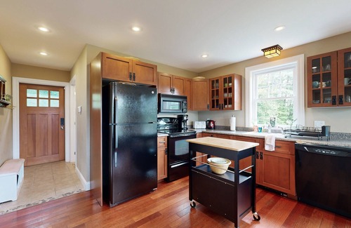 Cavendish House | Relaxing home, gas fireplace, jetted tub, wifi, ping-pong, w/d, views & wifi