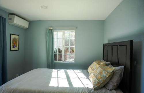 Millbrae House | Relaxing Home With SF Bay View