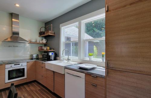 Kennydale House | Relaxing in Renton