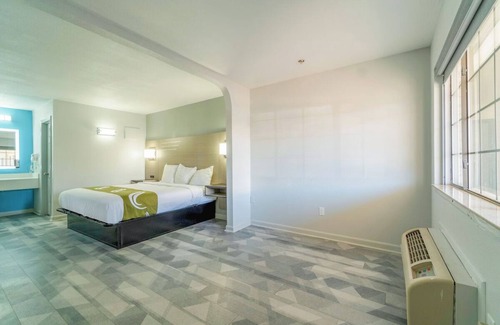 Pleasanton Hotel | Relaxing King Unit Near Pleasanton Country Club + Free Parking
