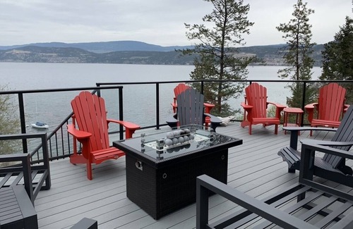 Central Okanagan House | Relaxing Lakefront Living