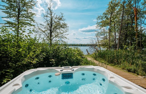 Bellaire Cabin | Relaxing Lakefront Log Cabin home on Clam Lake!