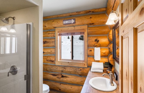 West Yellowstone House | Relaxing Lakeside Getaway on Beautiful Hebgen Lake! HOT TUB with lake views- Beachside Lodge