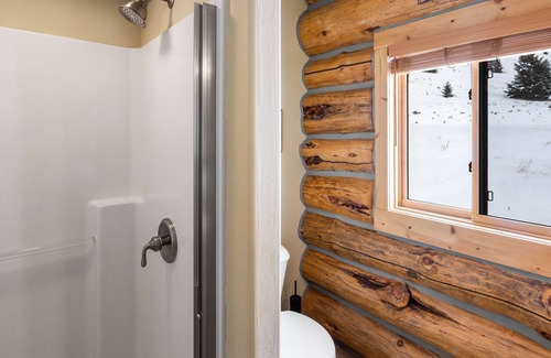 West Yellowstone House | Relaxing Lakeside Getaway on Beautiful Hebgen Lake! HOT TUB with lake views- Beachside Lodge