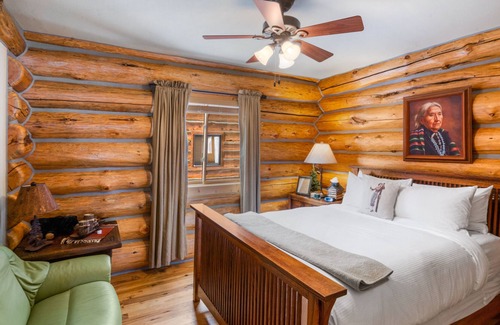 West Yellowstone House | Relaxing Lakeside Getaway on Beautiful Hebgen Lake! HOT TUB with lake views- Beachside Lodge