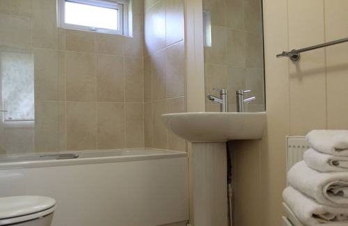 Funtington Cabin | Relaxing Lodge, Sleeping 3 & Surrounded by Tranquil Gardens - Nearby Goodwood