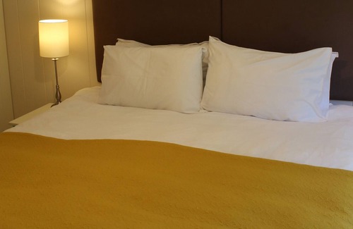 Funtington Cabin | Relaxing Lodge, Sleeping 3 & Surrounded by Tranquil Gardens - Nearby Goodwood