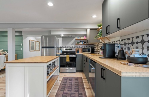 Gunbarrel House | Relaxing Modern Basement Suite w/Private Entrance