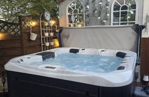 Nantwich House | Relaxing Nantwich escape with hot tub & private suite