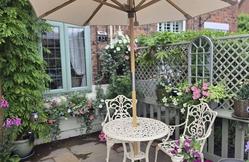 Nantwich House | Relaxing Nantwich escape with hot tub & private suite