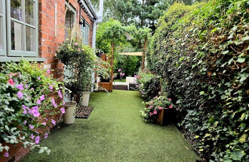 Nantwich House | Relaxing Nantwich escape with hot tub & private suite