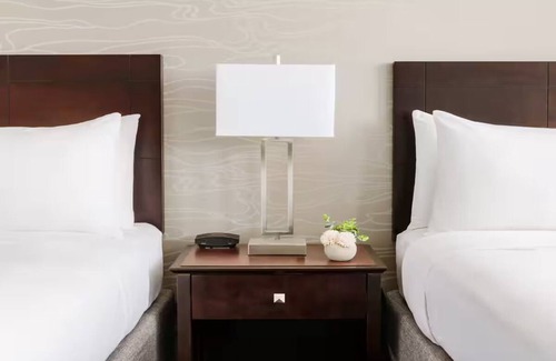 Phoenix Hotel | Relaxing PHX Retreat with Outdoor Pool, Dog-friendly & Free Airport Shuttle