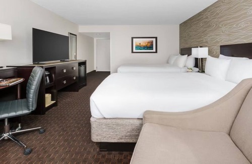 Phoenix Hotel | Relaxing PHX Retreat with Outdoor Pool, Dog-friendly & Free Airport Shuttle
