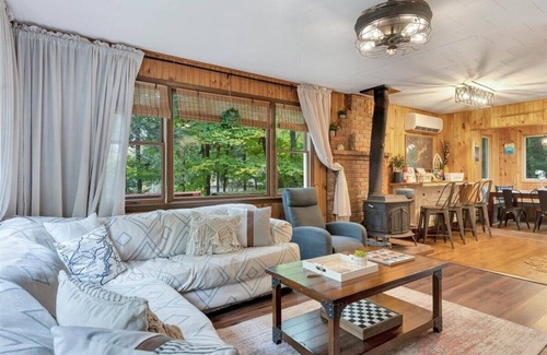 Greentown Cabin | Relaxing Pocono Getaway w/Lake Wallenpaupack access & Kayaks, Wifi, A/C, Firepit