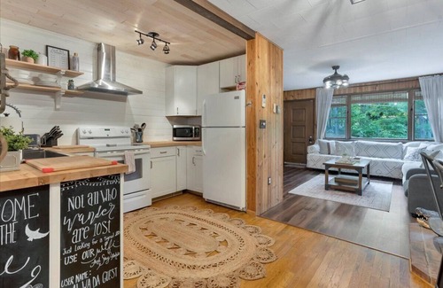 Greentown Cabin | Relaxing Pocono Getaway w/Lake Wallenpaupack access & Kayaks, Wifi, A/C, Firepit