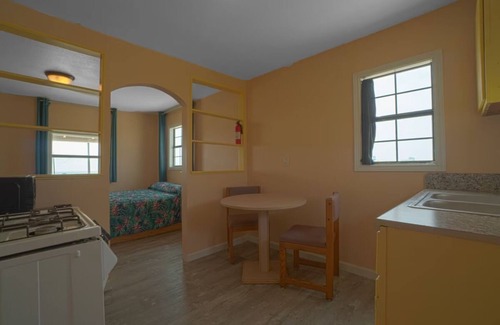 North Beach Hotel | Relaxing Queen Room by USS Lexington – Pet Friendly w/Free Parking