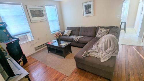 Cumberland House | Relaxing Rustic Oasis II - 6 minute walk to Downtown! Cyclists Welcome!