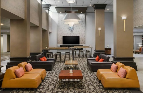 Phoenix Hotel | Relaxing Stay Close to PHX with Free Airport Shuttle, Pool & Game Room