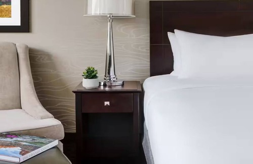 Phoenix Hotel | Relaxing Stay Close to PHX with Free Airport Shuttle, Pool & Game Room