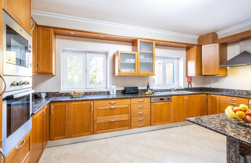 Correeira Villa | Relaxing stay w/heatable pool & BBQ