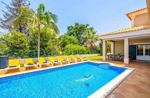 Correeira Villa | Relaxing stay w/heatable pool & BBQ