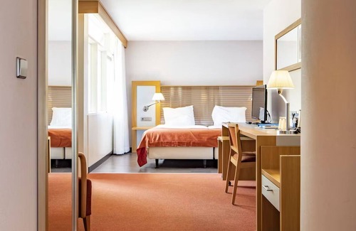 Zon en Schild Hotel | Relaxing Stay with Free Parking, Scenic Garden & Sun Deck to Unwind