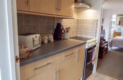 Sidcot Apartment | Relaxing Studio - Luxe Bed - Beautiful Location