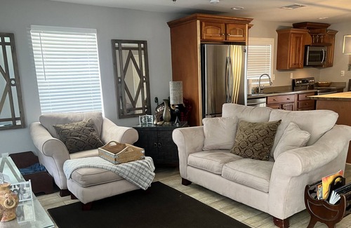 Springfield House | Relaxing sweet peaceful 2 bedroom 1.5 bathroom bungalow