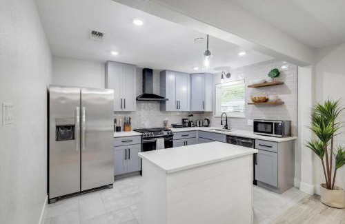 DeSoto House | Relaxing Texas Retreat 4BR w Pool & Dream Kitchen