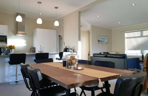 New Plymouth House | Relaxing Townhouse in New Plymouth