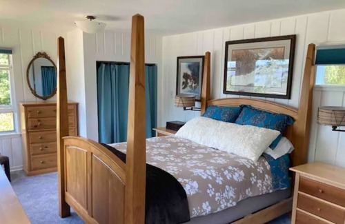 South Colby House | Relaxing Vashon Getaway -Private 2 BD House w/view