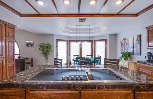 Rainbow Park Villa | Relaxing Villa 3BR -Heart of Vegas- Sleeps 12