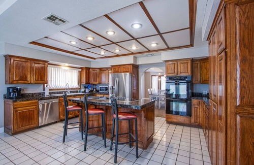 Rainbow Park Villa | Relaxing Villa 3BR -Heart of Vegas- Sleeps 12