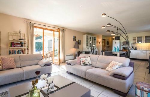 Beaufort Villa | Relaxing Villa Near Lake & Beaches