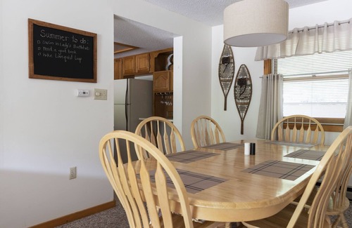 Lincoln Condo | Relaxing White Mtn Riverfront retreat, free shuttle to Loon