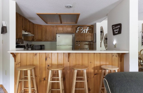 Lincoln Condo | Relaxing White Mtn Riverfront retreat, free shuttle to Loon