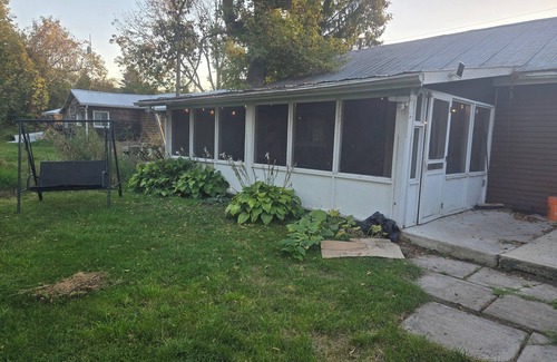 Wolfe Island Cottage | Relaxing Wolfe Island Cottage