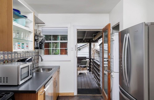 Austin House | RelaxOnRountree - Hot tub & Authentic ATX home.