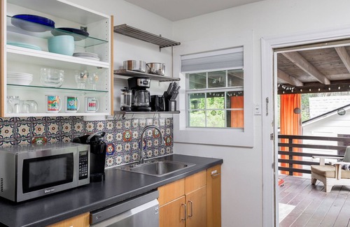 Austin House | RelaxOnRountree - Hot tub & Authentic ATX home.
