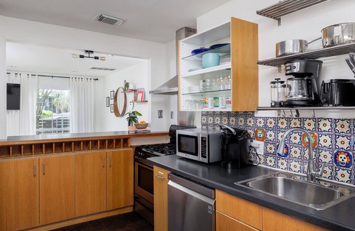 Austin House | RelaxOnRountree - Hot tub & Authentic ATX home.