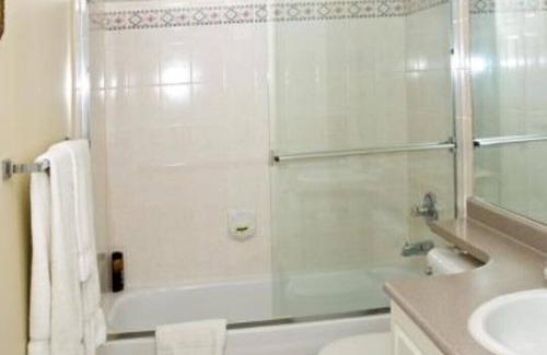 District of North Vancouver Apartment | Relocating/working in North Vancouver fully furnished, 2 parking