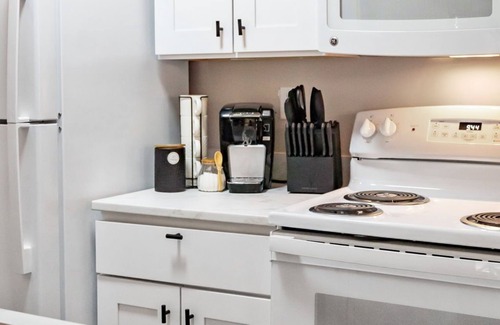 Fairview House | Relocation housing near Portland Airport llarge fenced yard, driveway parking.